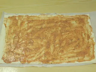 Ślimaczki z ciasta francuskiego z żółtym serem i szynką - 8