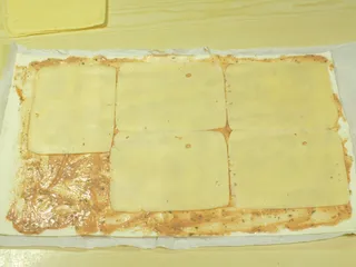 Ślimaczki z ciasta francuskiego z żółtym serem i szynką - 9