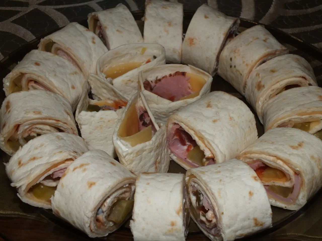 Tortilla z serem, szynką i ogórkiem