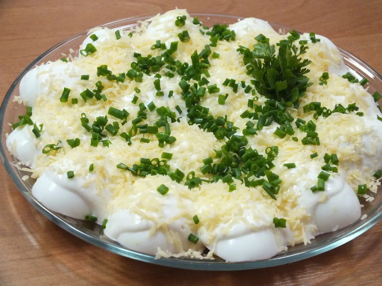 Jajka w sosie czosnkowym z serem Feta