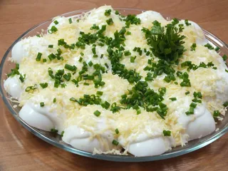 Jajka w sosie czosnkowym z serem Feta - 1