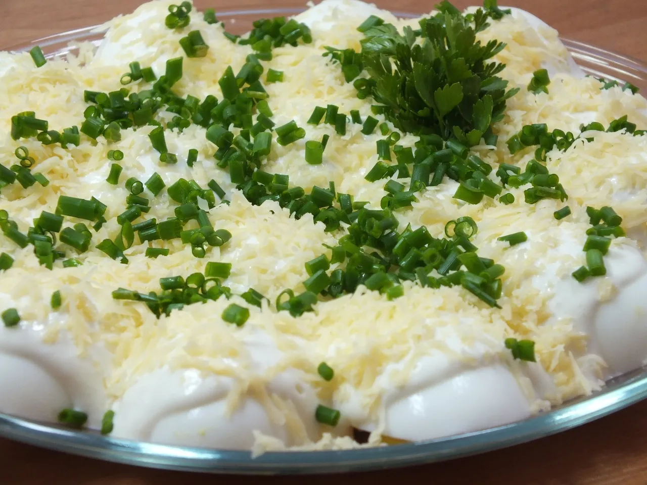 Jajka w sosie czosnkowym z serem Feta