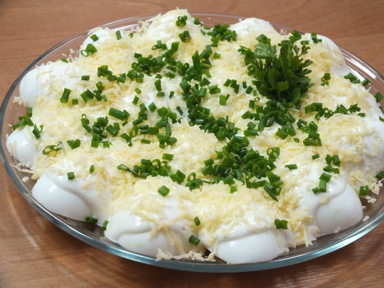Jajka w sosie czosnkowym z serem Feta