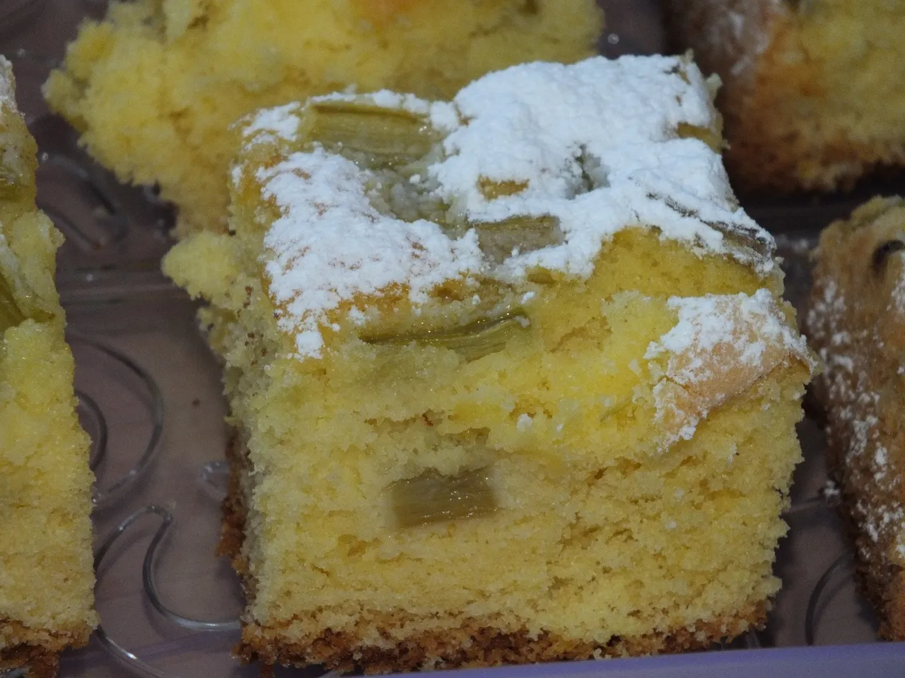 Ciasto kukurydziane z rabarbarem
