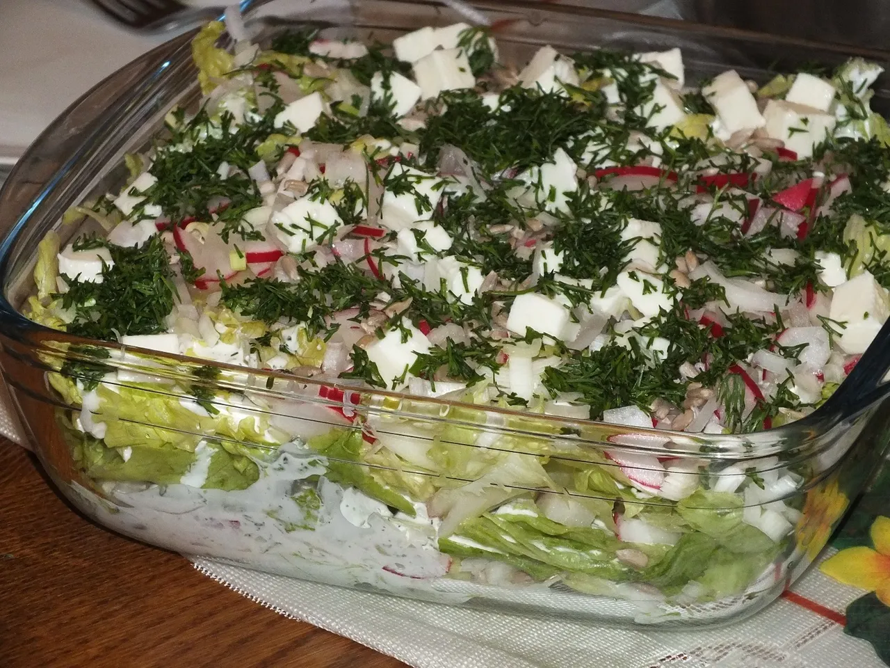 Sałatka czosnkowa z serem mozzarella