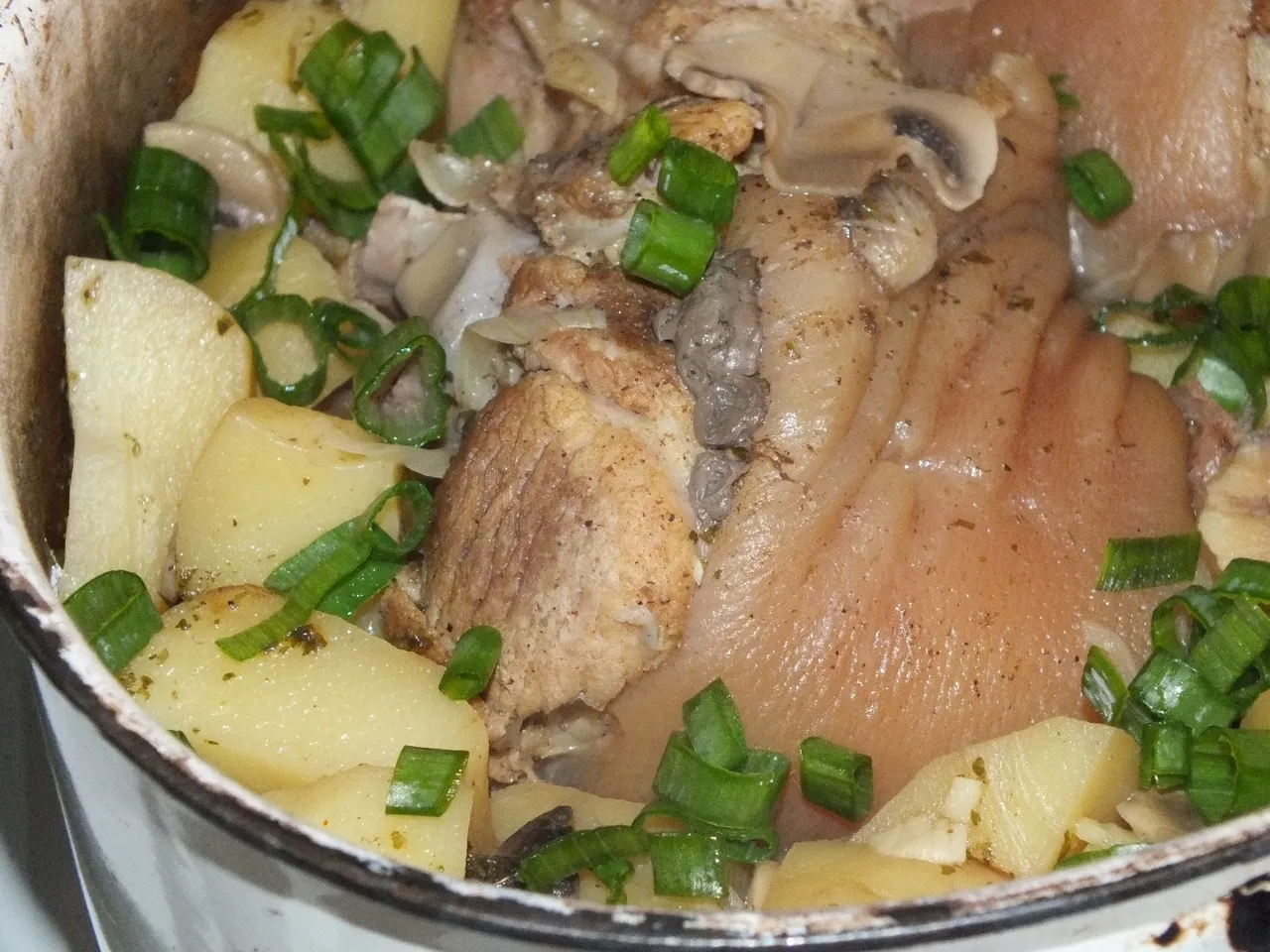 Golonka pieczona z ziemniakami i pieczarkami