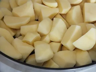 Golonka pieczona z ziemniakami i pieczarkami - 11