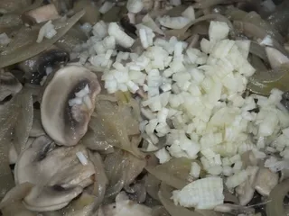 Golonka pieczona z ziemniakami i pieczarkami - 16