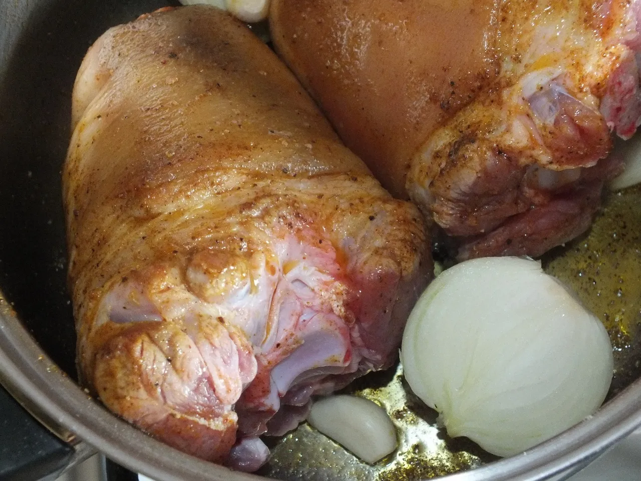 Golonka pieczona z ziemniakami i pieczarkami