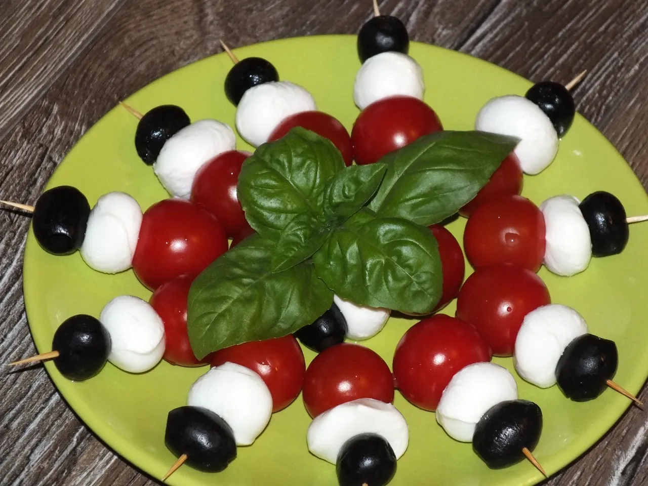 Mini szaszłyki z serem mozzarella