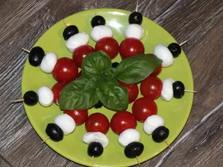 Mini szaszłyki z serem mozzarella - 2