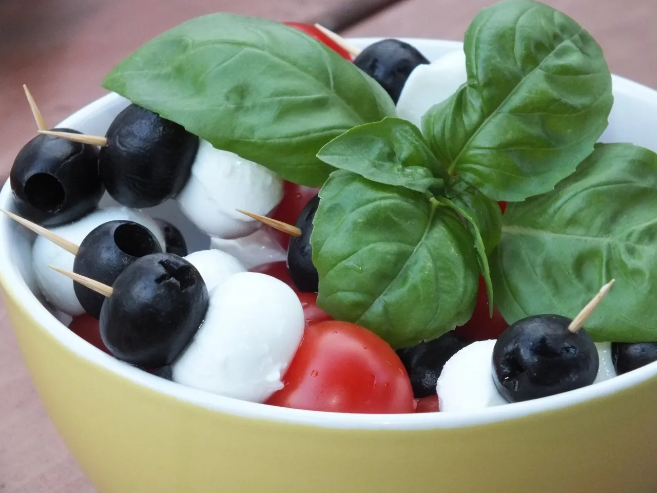 Mini szaszłyki z serem mozzarella