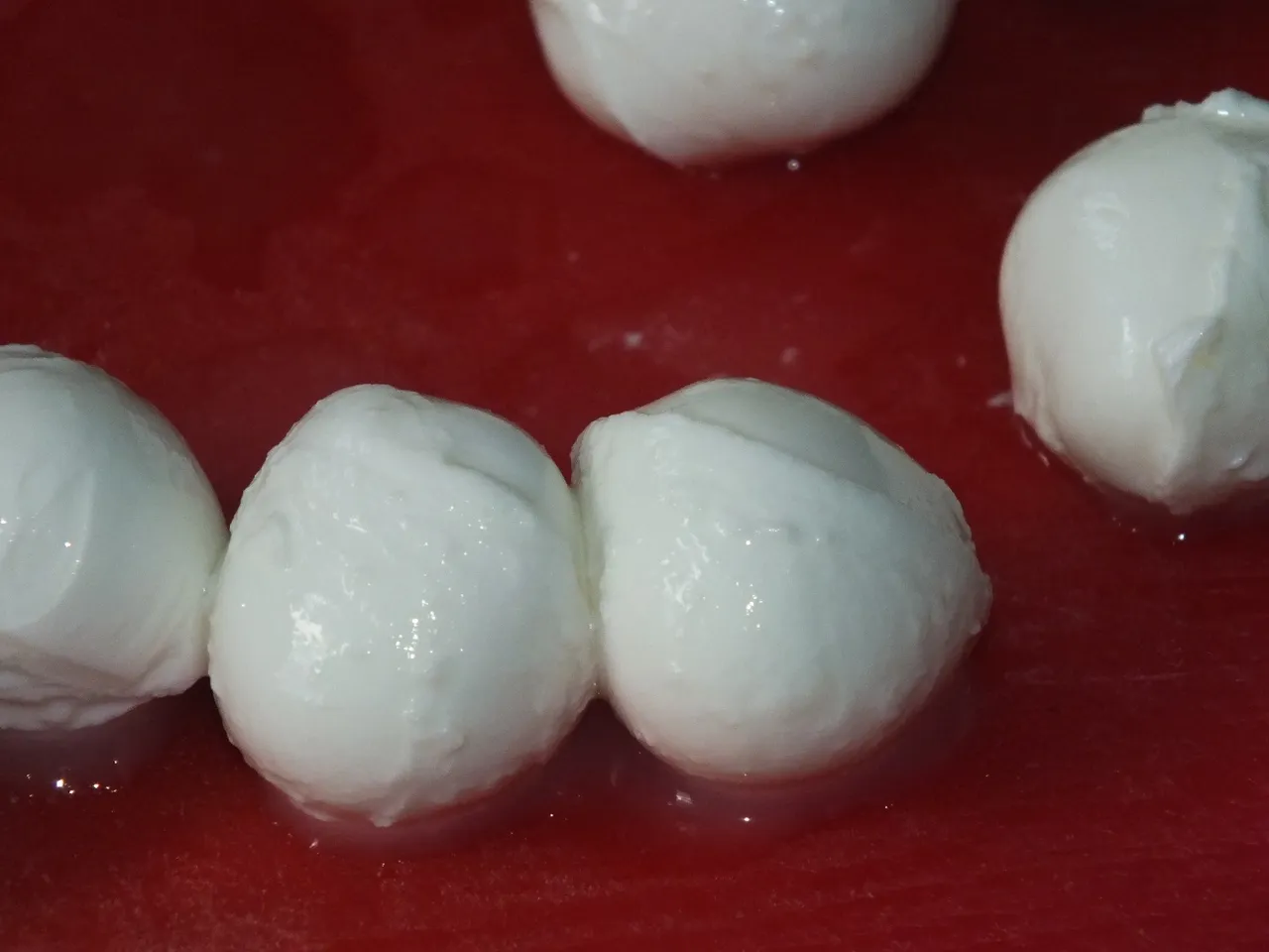 Mini szaszłyki z serem mozzarella