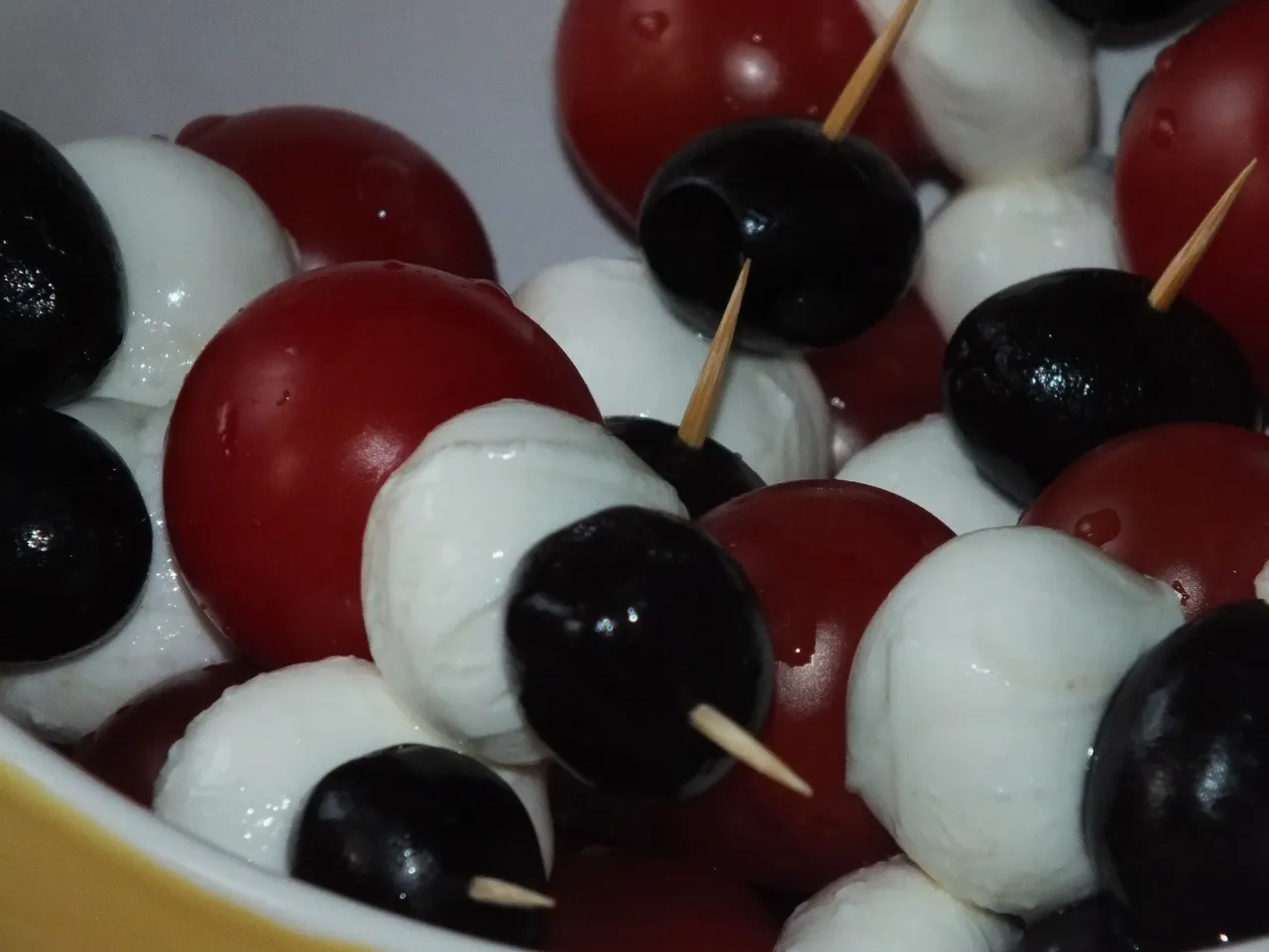 Mini szaszłyki z serem mozzarella