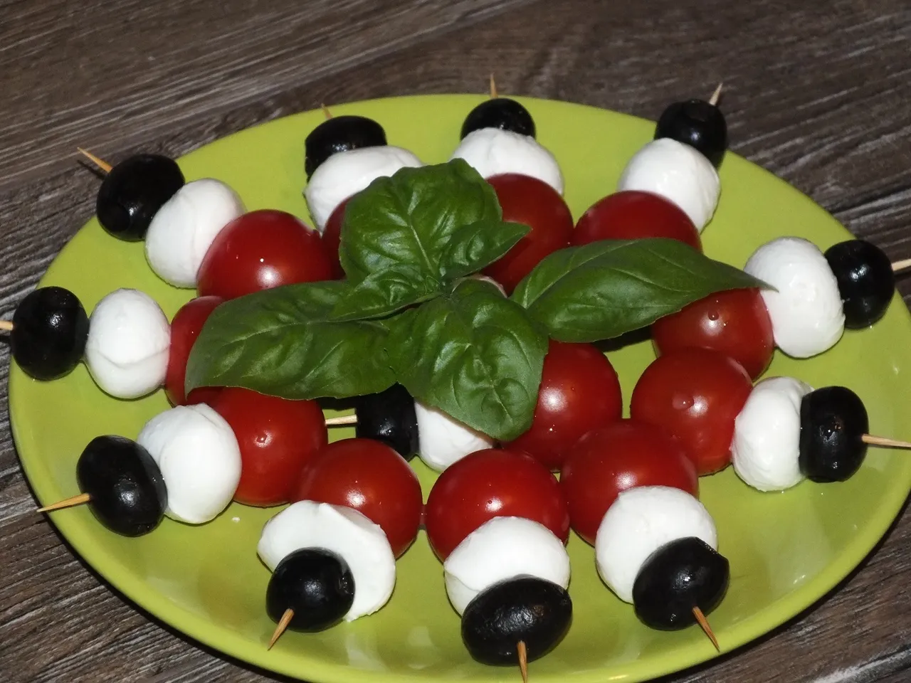 Mini szaszłyki z serem mozzarella