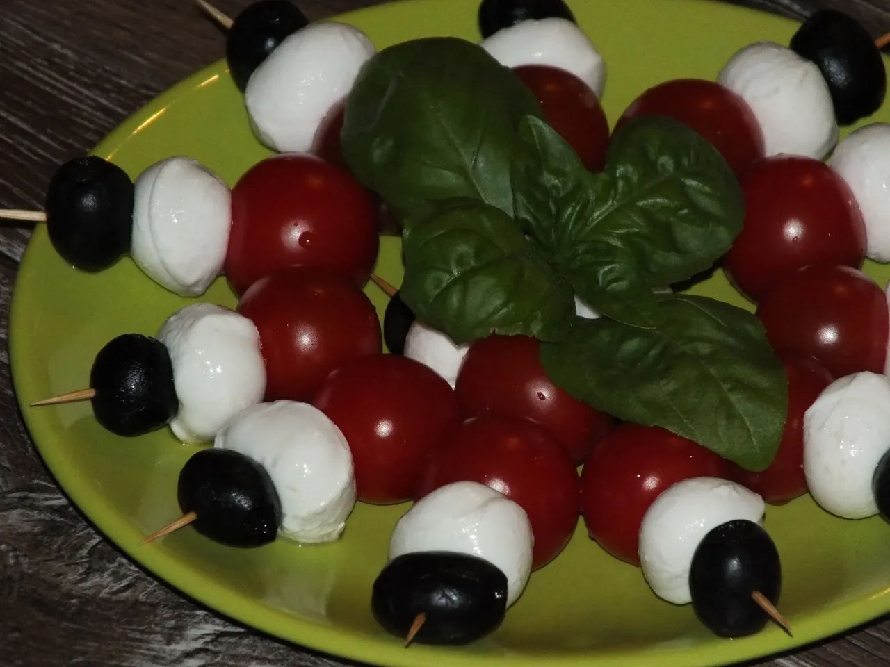 Mini szaszłyki z serem mozzarella
