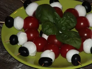 Mini szaszłyki z serem mozzarella - 10