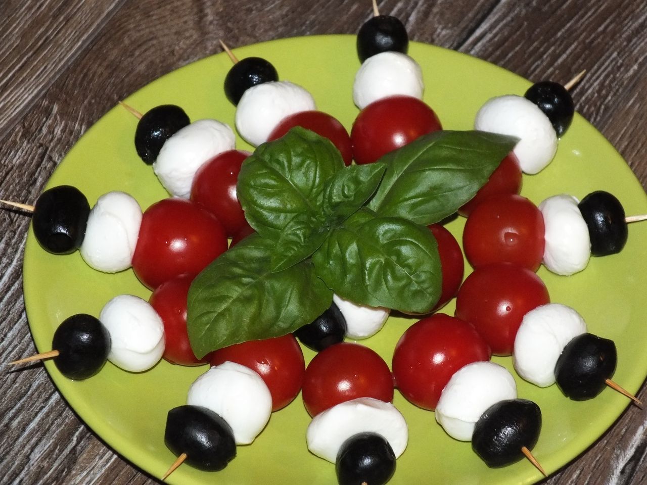 Mini szaszłyki z serem mozzarella