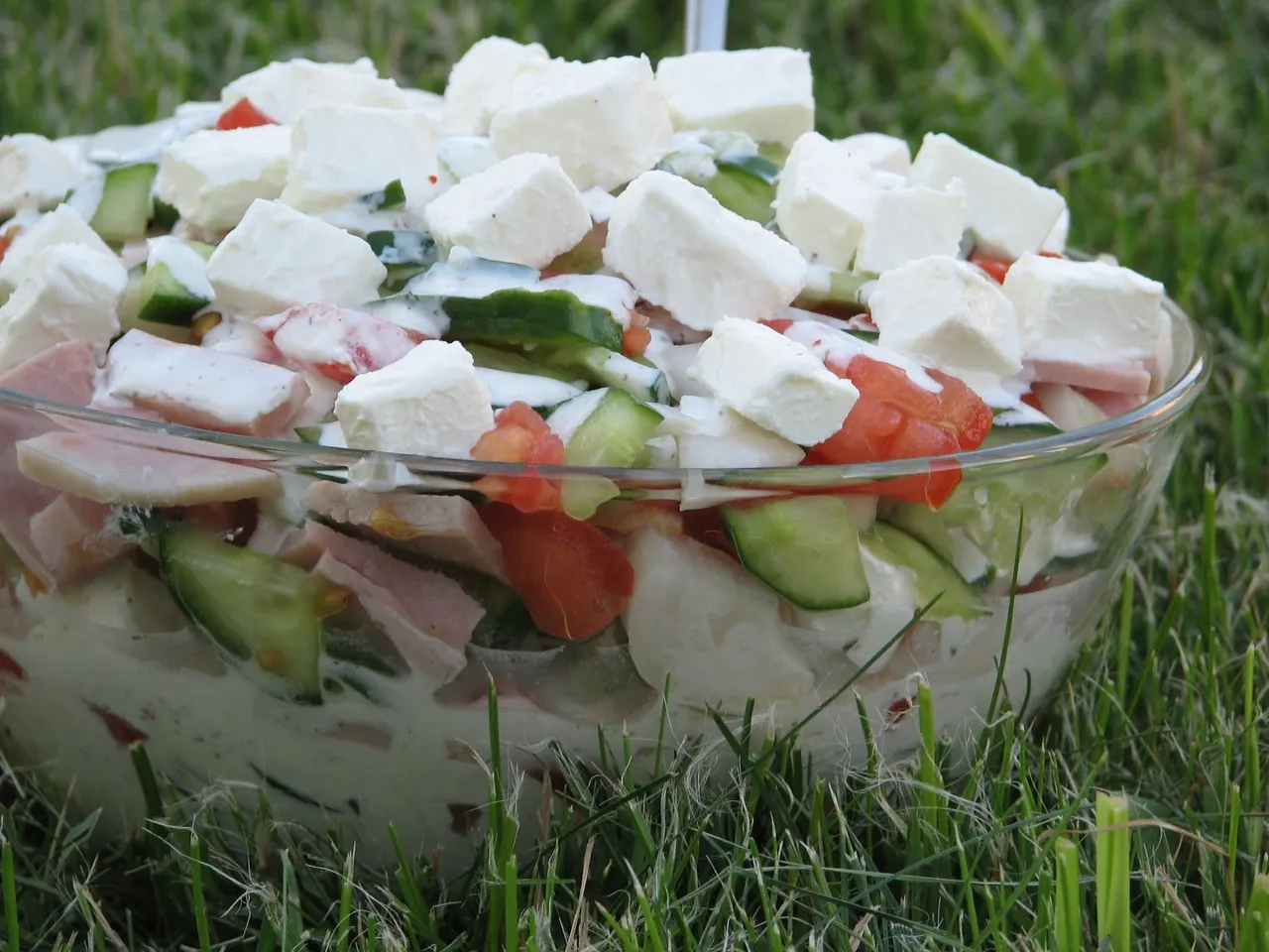 Sałatka z serem Feta i szynką