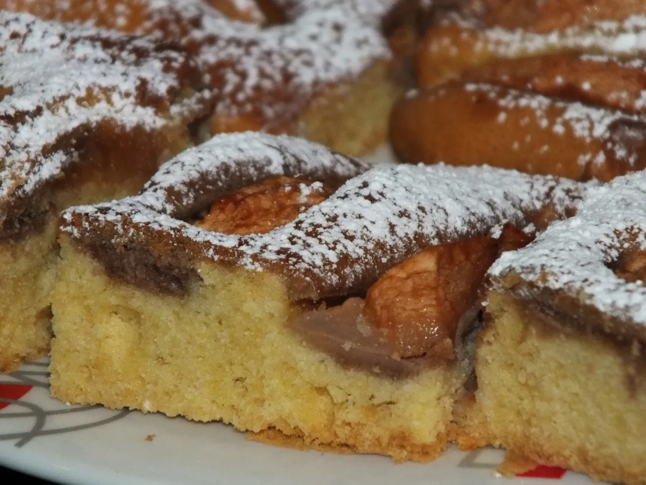 Czarno-białe ciasto z jabłuszkami