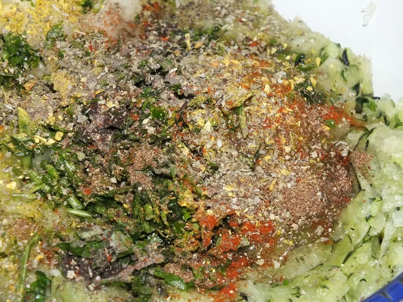 Papryka stożkowa faszerowana mielonym mięsem i cukinią