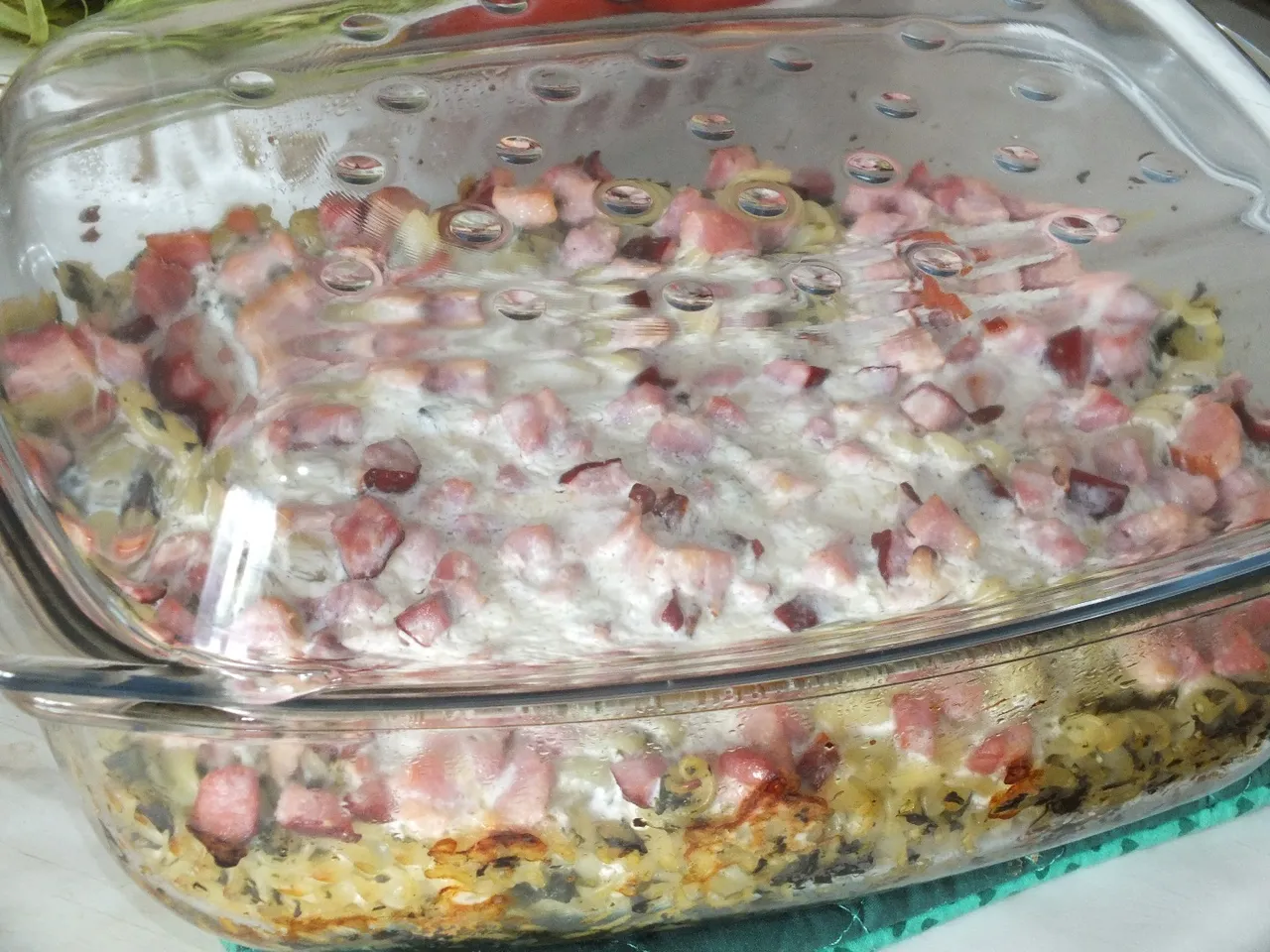 Zapiekanka makaronowo-szpinakowa z wędzonym boczkiem