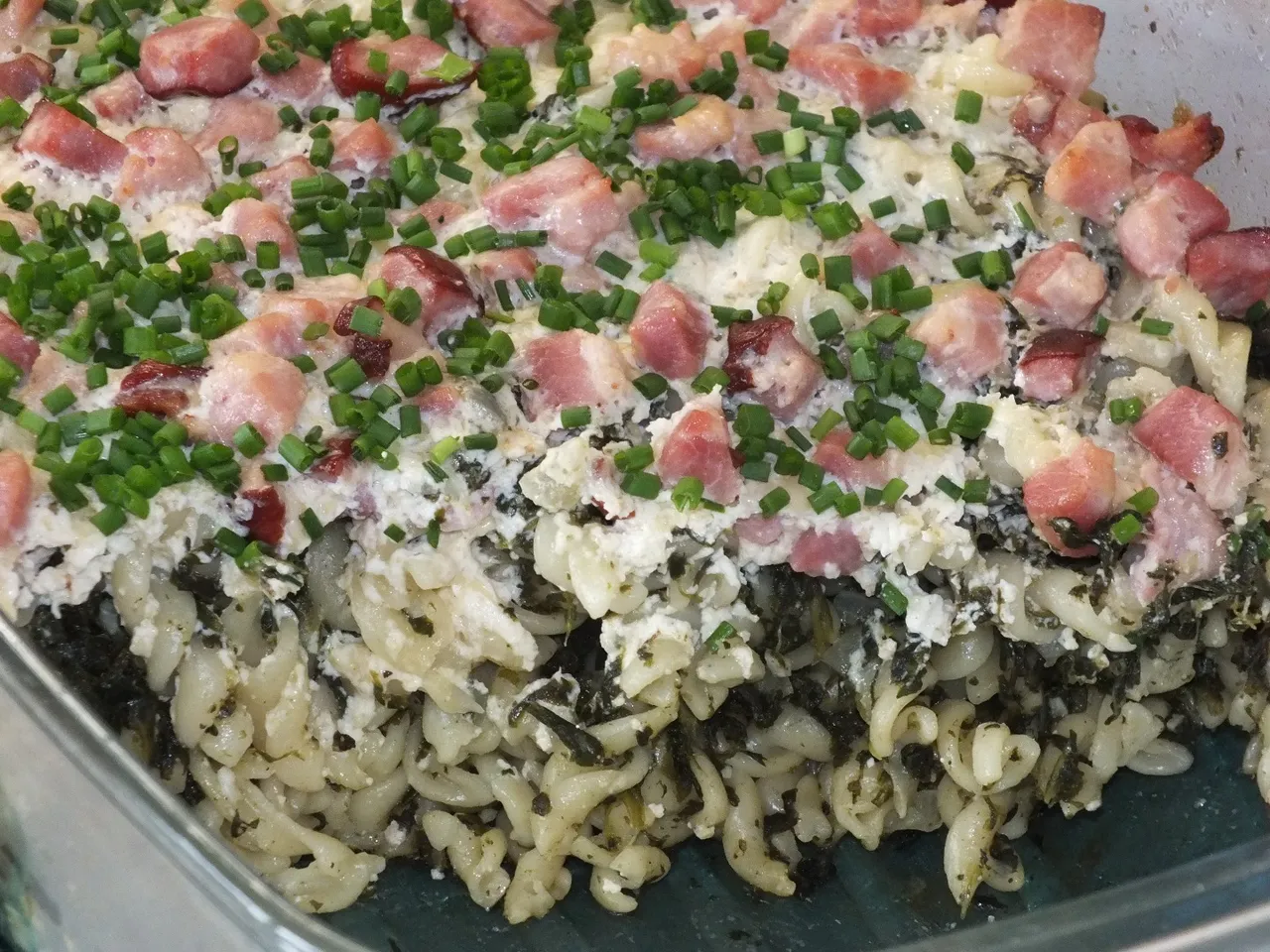Zapiekanka makaronowo-szpinakowa z wędzonym boczkiem