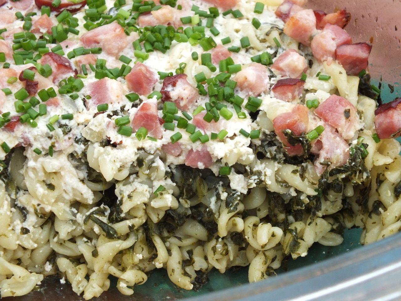Zapiekanka makaronowo-szpinakowa z wędzonym boczkiem