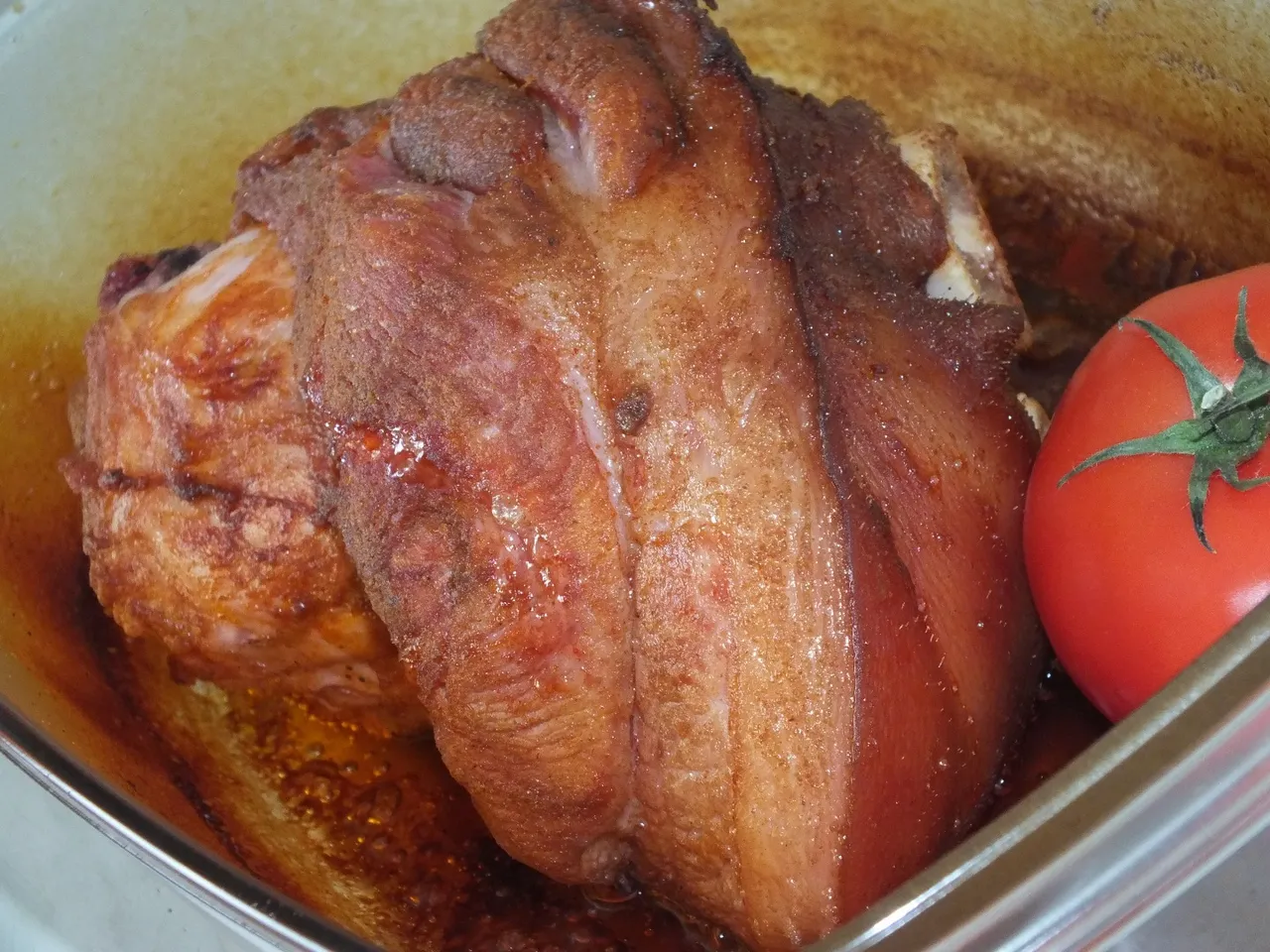 Aromatyczna golonka pieczona w naczyniu żaroodpornym