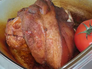 Aromatyczna golonka pieczona w naczyniu żaroodpornym - 1
