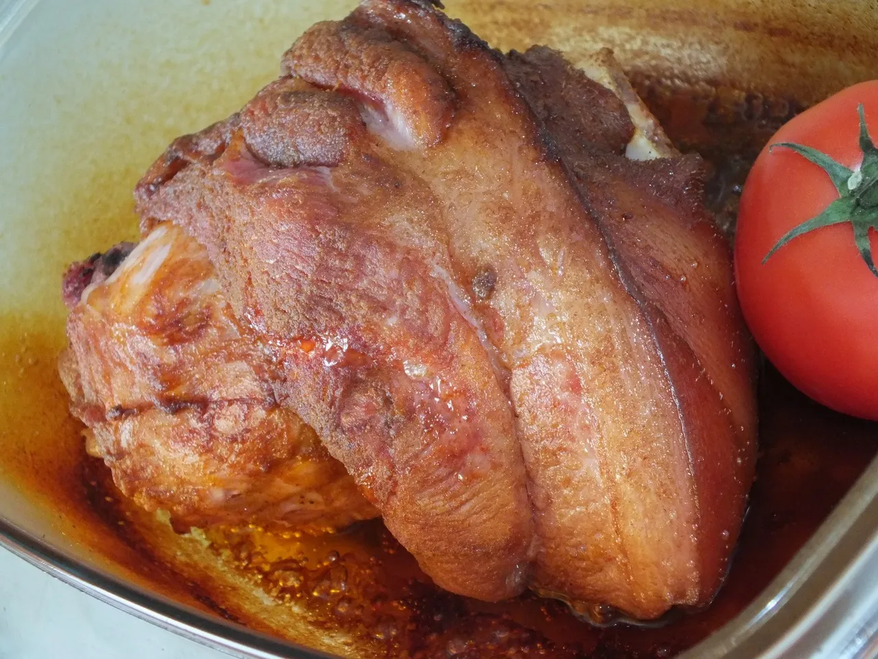 Aromatyczna golonka pieczona w naczyniu żaroodpornym