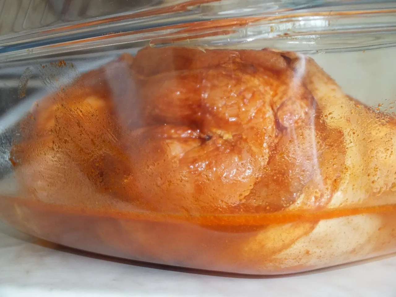 Aromatyczna golonka pieczona w naczyniu żaroodpornym
