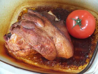 Aromatyczna golonka pieczona w naczyniu żaroodpornym - 15
