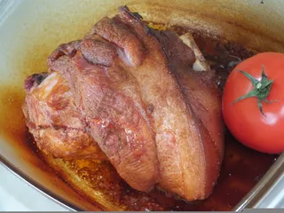 Aromatyczna golonka pieczona w naczyniu żaroodpornym - 16