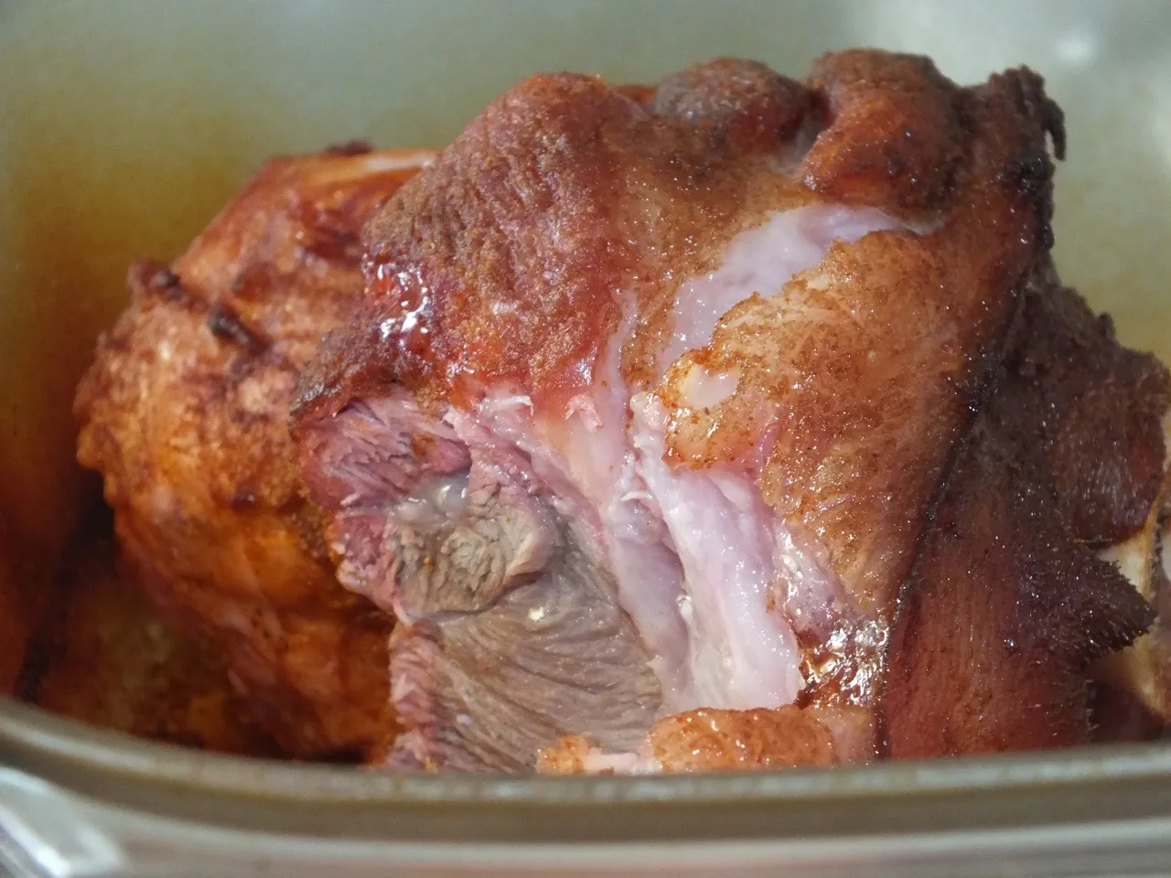 Aromatyczna golonka pieczona w naczyniu żaroodpornym