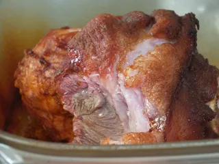 Aromatyczna golonka pieczona w naczyniu żaroodpornym - 18