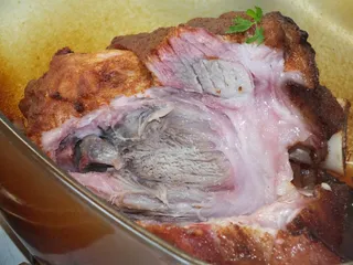 Aromatyczna golonka pieczona w naczyniu żaroodpornym - 19