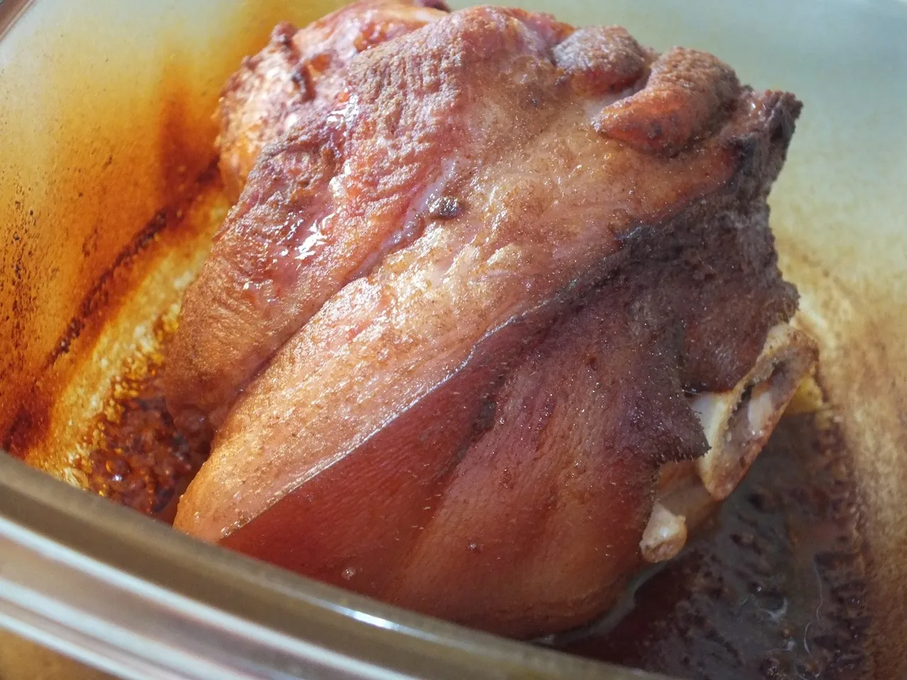 Aromatyczna golonka pieczona w naczyniu żaroodpornym