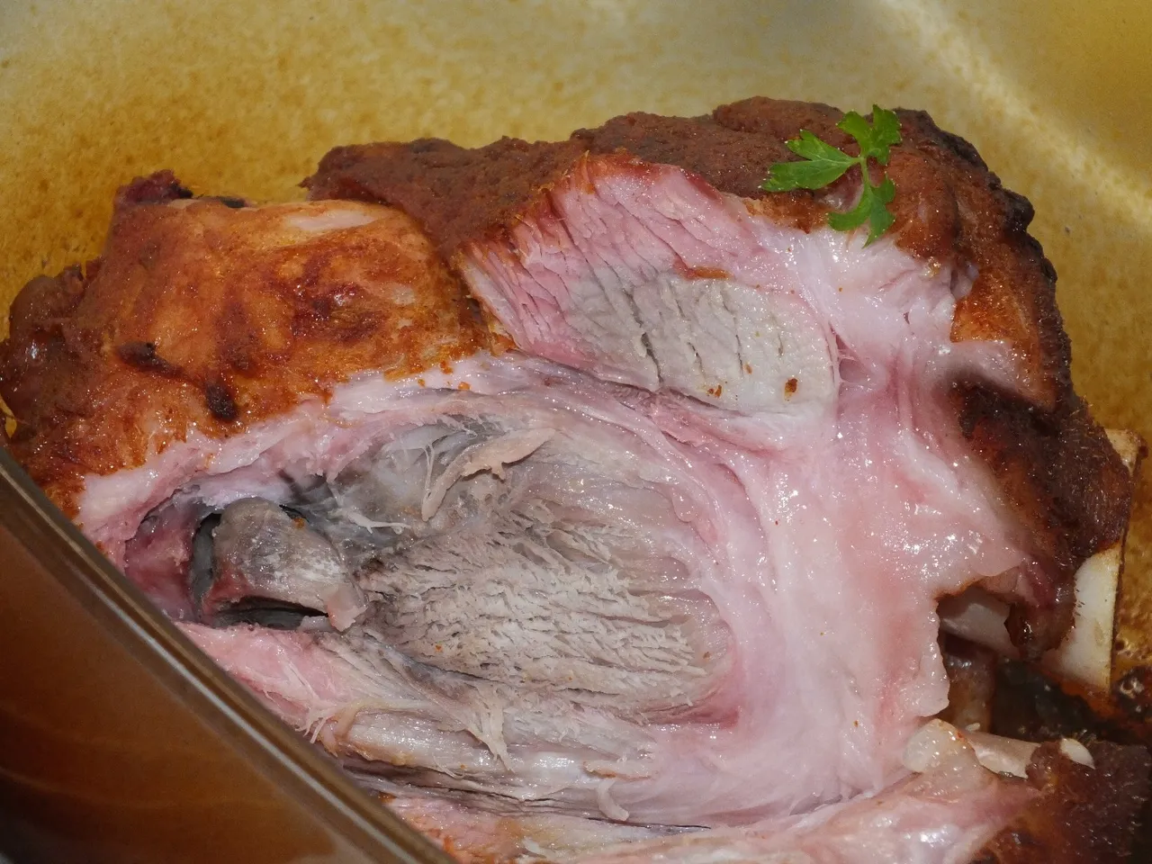 Aromatyczna golonka pieczona w naczyniu żaroodpornym