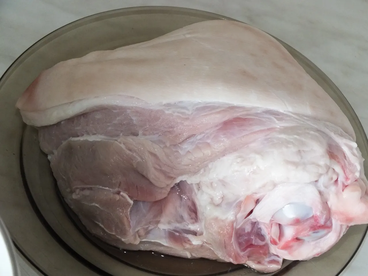 Aromatyczna golonka pieczona w naczyniu żaroodpornym