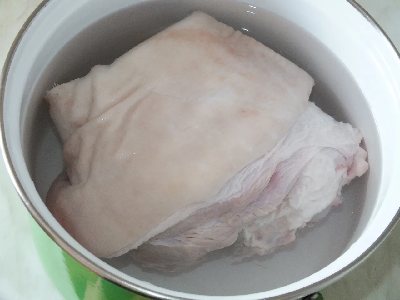 Aromatyczna golonka pieczona w naczyniu żaroodpornym