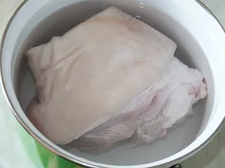 Aromatyczna golonka pieczona w naczyniu żaroodpornym - 6