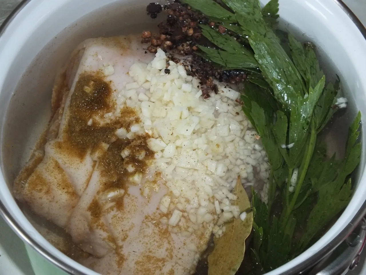 Aromatyczna golonka pieczona w naczyniu żaroodpornym