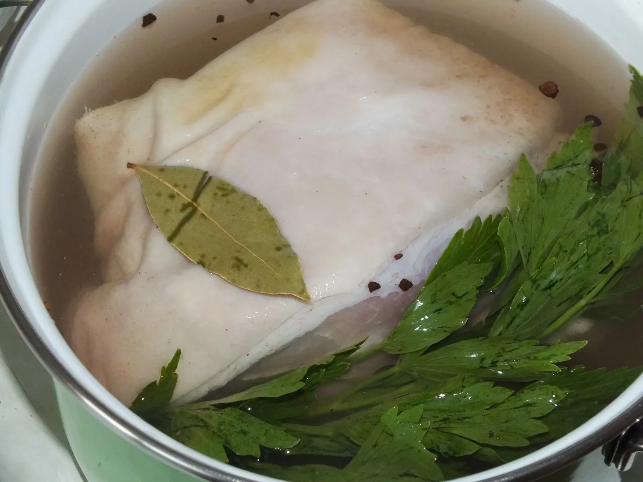 Aromatyczna golonka pieczona w naczyniu żaroodpornym