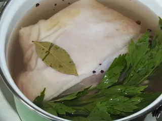 Aromatyczna golonka pieczona w naczyniu żaroodpornym - 8