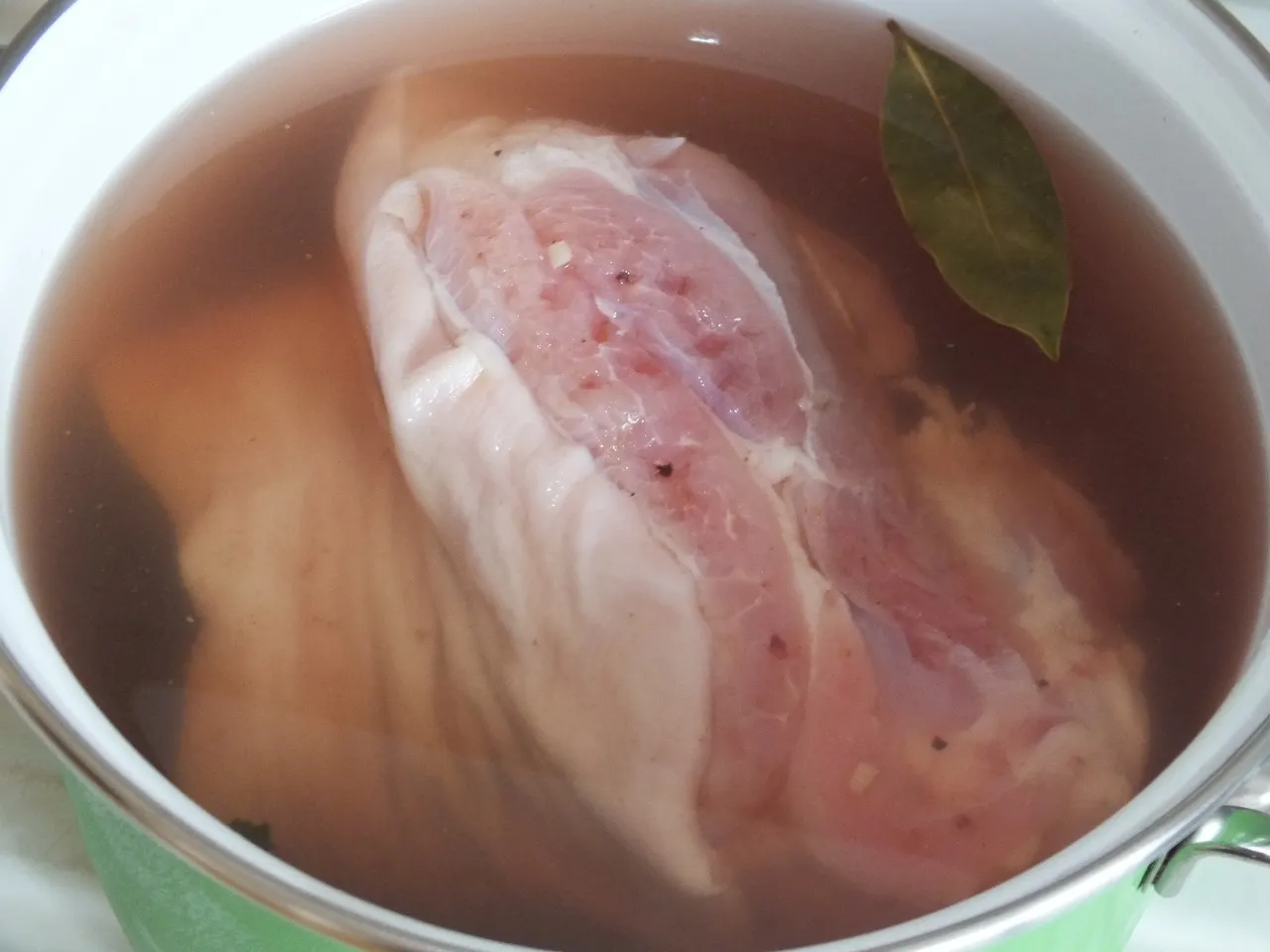 Aromatyczna golonka pieczona w naczyniu żaroodpornym