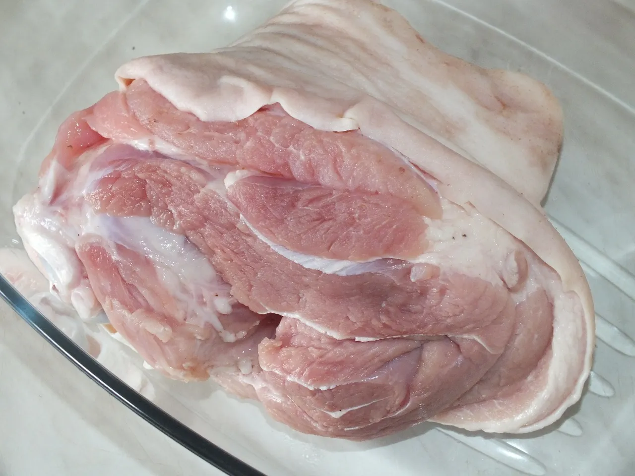 Aromatyczna golonka pieczona w naczyniu żaroodpornym