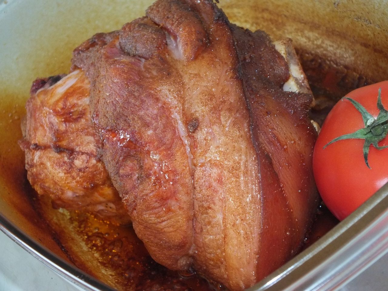 Aromatyczna golonka pieczona w naczyniu żaroodpornym