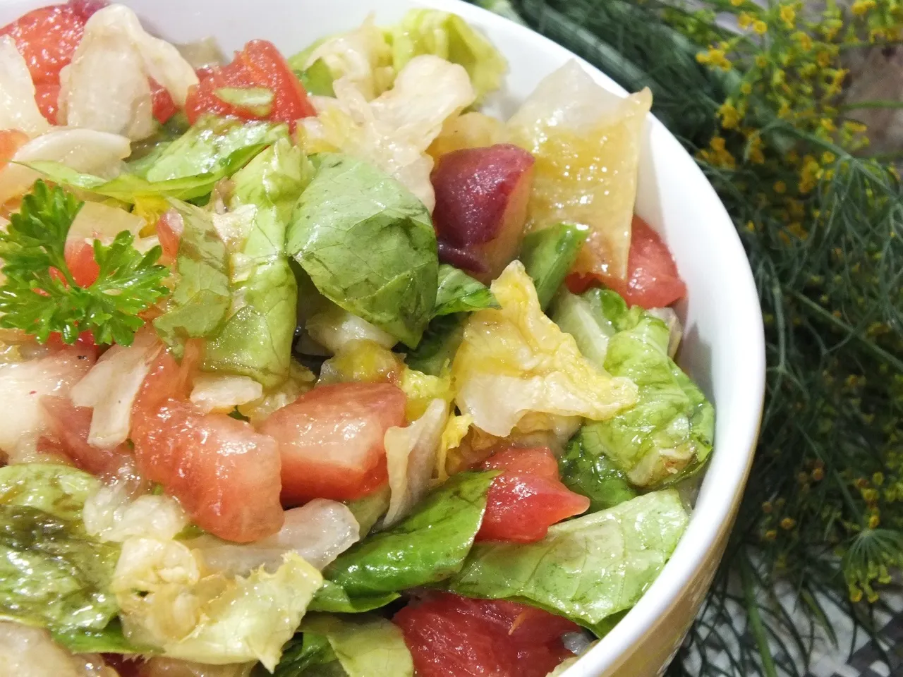 Surówka z zielonej sałaty, arbuza i brzoskwiń
