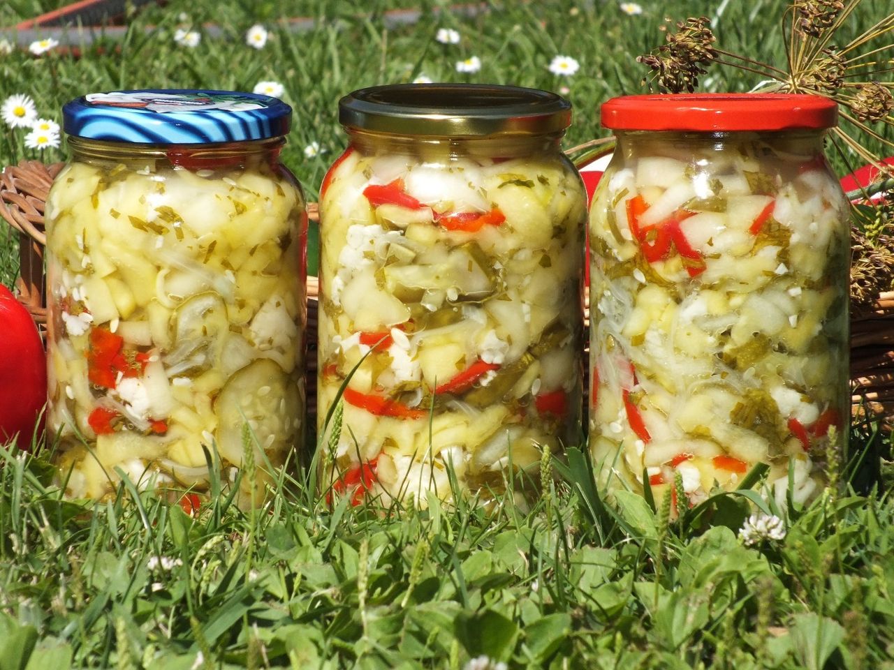 Kolorowa sałatka z ogórków i cukinii